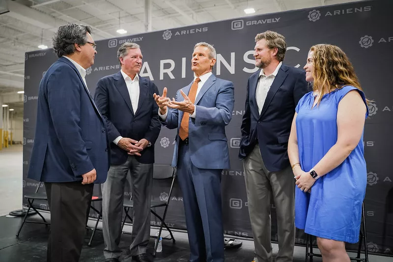 Gov-Lee-with-Ariens-Family.jpeg