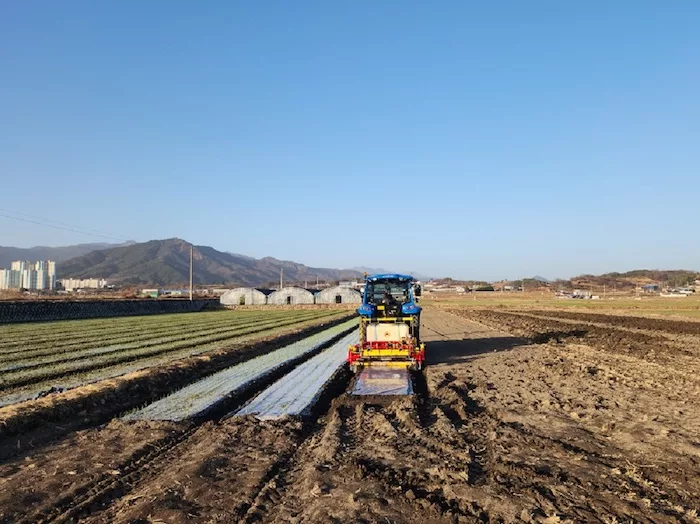 LS Mtron autonomous tractor.jpeg
