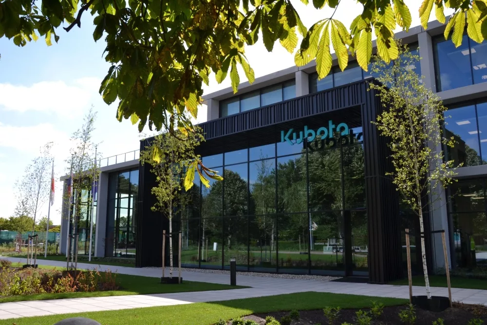 Kubota-Europe-Opening-Ceremony-Front-of-Building-min-2048x1365.jpg