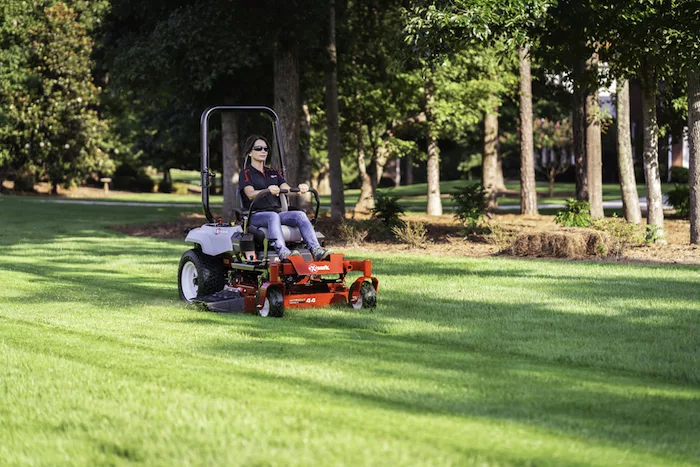 Exmark 44 Inch Radius E-Series Zero-Turn Rider_1118 copy